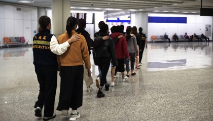 美国飞机落地,大批“润人”被遣返回国,特朗普给中国出了一难题