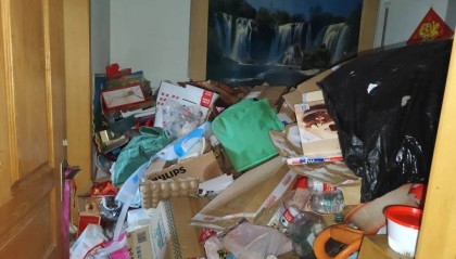 “经过都不敢喘气!”清理10小时,北京一老人家中搬出8吨杂物!