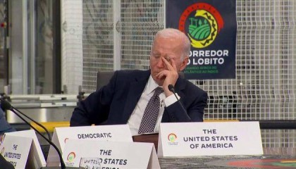 “尴尬”!美媒:拜登在与非洲国家领导人会议上闭眼1分多钟,疑似睡着