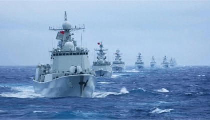 数十艘解放军舰艇在台海拉开阵仗,一枚弹道导弹,从关岛急射升空