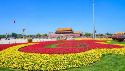 迎“五一”,天安门广场两侧绿地布置花坛,今年用上智能灌溉系统