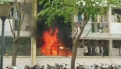 大学宿舍楼起火,学生挨个刷脸出楼,宿管第一个跑?校方回应