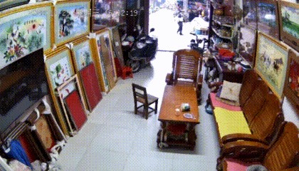 “交警持棍击倒电动车”处理结果披露:相关责任人被免职,涉事警员被辞退