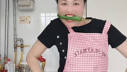 河南52岁阿姨跳“断头舞”走红:一开始是好奇,要技巧才有感觉,真不是特效!