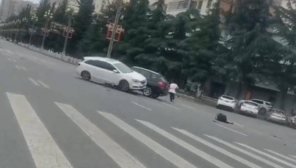 宝鸡一社区女书记当街开车追撵女子撞上电瓶车:两名女子被警方控制,两名伤者在医院治疗