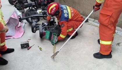 2米大蛇钻进电动车!济南一小区居民报警,消防重要提醒