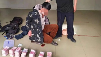 网逃男子携带70多万元现金“隐居”山洞,白天睡觉,晚上才敢上街购物