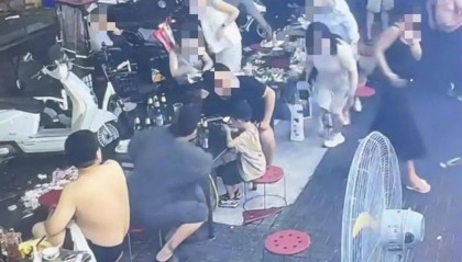 多人烧烤店外用餐遭楼上住户泼洒不明液体,警方介入