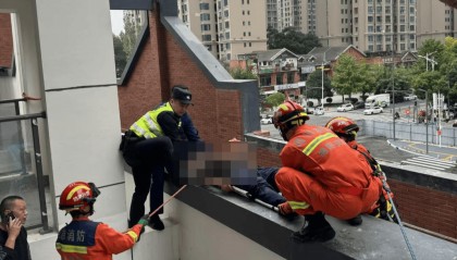 男子安装空调从6楼坠落至2楼平台,经抢救脱离生命危险:楼下雨棚救了他一命