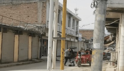 西安当地回应一男子当街踢打妻子:男子已被拘留,警方妇联街道多方介入