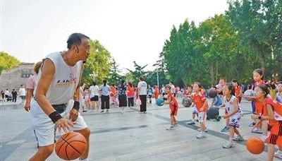 “再平凡的球场,也能承载梦想”(微光)