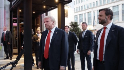 任内首次!特朗普在华盛顿外出就餐以示治安转好,部分不满者给餐厅一星差评