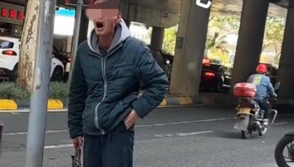 男子贵阳街头崩溃号啕求助,其曾全国“巡哭”,律师:涉嫌诈骗
