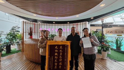 事发大连,一对夫妻开车时看到一位老人躺在地上……越想越不对劲