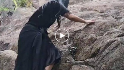 女子穿7cm高跟鞋、纱裙爬山,不服输选了最难路线登顶