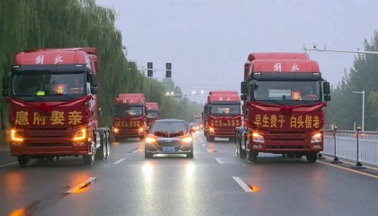 山东一接亲车队6辆解放重卡“排面满满”,新郎父亲:儿子很喜欢大卡车,专门挑选了红色解放