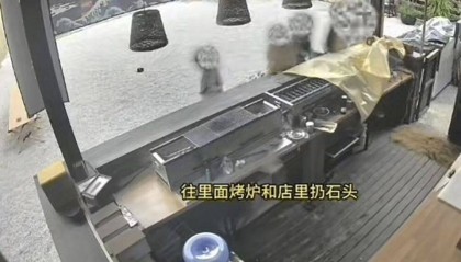 成都一烧鸟店遭“熊孩子”闯入破坏:丢弃调料、往烤炉里扔石头、将桌椅搬走