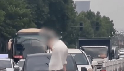 河南一女子路上持械打砸多辆车,最新回应:已被警方控制