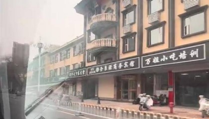 街道统一“黑底白字”店招遭吐槽后连夜拆除,商户:新招牌可以选颜色