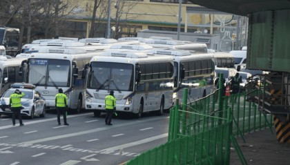 韩国公调处暂停执行对尹锡悦逮捕令:总统官邸内疑有军队“应援”,若被逮捕会押往哪