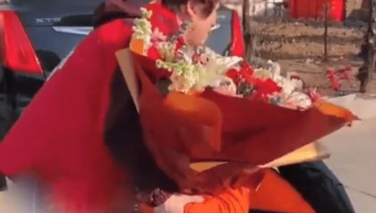 山东女老板收留流浪汉管吃管住一个多月,弟弟跪地痛哭感谢:没有您,我哥可能就冻死街头了