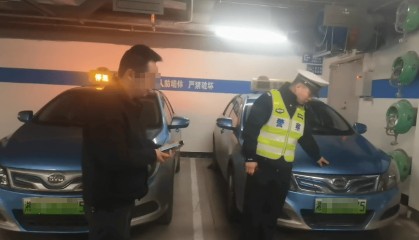 长沙一台“黑的士”1:1还原出租车,白天停小区夜间跑车,交警蹲守抓获无证驾驶员