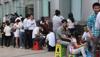 开发商雇群演充当购房者,当事人:考验演技,现场装晕倒500元!