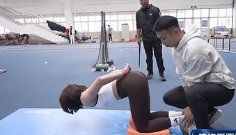 吴艳妮秀出“天花板”级核心力量!网友纷纷模仿,医生紧急提醒