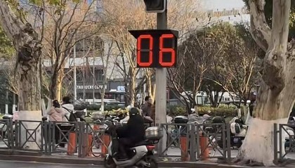 太太太大了!南京“plus版”红绿灯火了 网友:治好了“闯红灯”人的近视眼