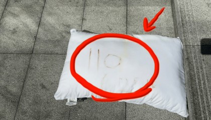 外卖小哥发现带血枕头报警,上面写着“110625”,民警紧急解码上楼破门