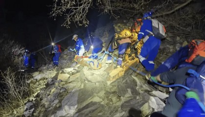男子带娃登山突然倒地去世,8岁孩子:以为爸爸只是睡着了……