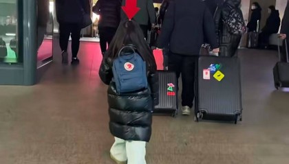 担心女儿“撒手没”,东北爸爸给女儿戴箭头发箍成“显眼包”:这肯定丢不了