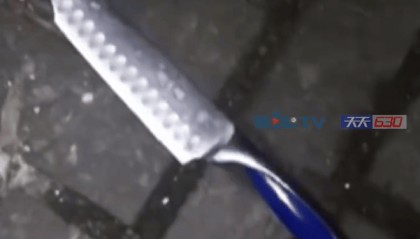 警方通报“一小区高空坠刀致人受伤”:涉事男子因与妻子争执将水果刀扔出,已被刑拘
