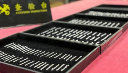 女子在贴身卫生巾里藏2003粒钻石,价值超27万!海关:已立案