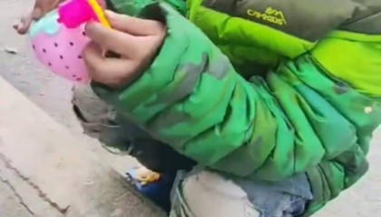 西安7岁女孩寒风中穿凉鞋路边捡吃的，父亲称妻子离世家境窘迫，民政局：已妥善安排