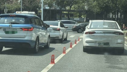 出行神器还是干扰交通?深圳马路上竖起“小锥锥”引争议