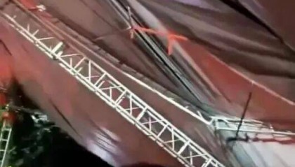 广东揭阳一戏台观众区雨篷积水突然倒塌，观众、演员急忙躲避，当地回应：正在核查处理