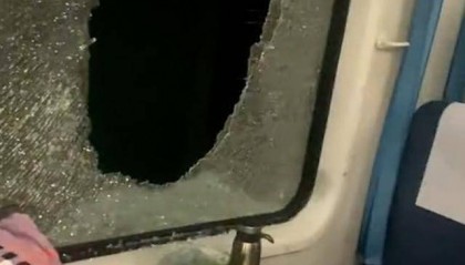 列车事故滞留3小时无空调,当天气温最高39℃,乘客破窗通风是否担责?律师解读