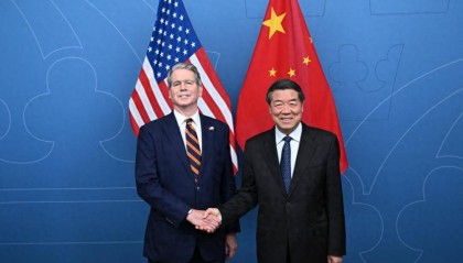 中美代表在瑞典长谈5小时,握手之时,双方面部神情对比鲜明
