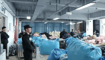 热搜第一!7万件羽绒服含绒量0%!央视曝光:羽绒被也是假的!当地最新通报→
