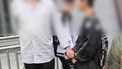 男孩被老翁用手铐铐在街头,重庆璧山警方追查手铐来源