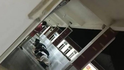 教体局回应“瑞金一老师疑让多名学生跪地写检讨”:存在体罚学生行为,已对教师停职检查