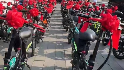 长春一代驾公司女老板骑电动自行车出嫁,200多名员工骑车护送场面壮观