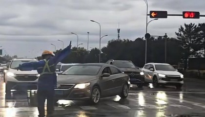 辽宁鞍山一路口渍水拥堵,外卖骑手坚守半小时疏导交通,当事人:我是退伍军人还做过辅警,看到有救护车被堵就上前帮忙