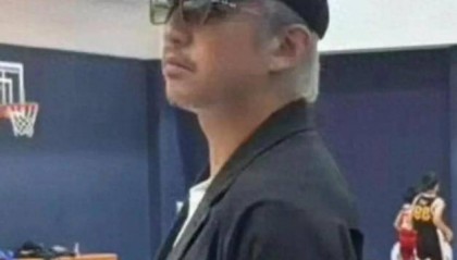 邓超头发胡子全白了,45岁像60岁,断崖式衰老引热议:他怎么了?