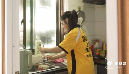 杭州脑瘫女骑手差评多?美团:差评自动免责,孩子未来学费全包