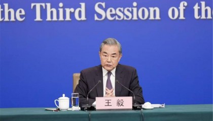 特朗普体面投降,送华第4份投降大礼,王毅走前留下最后一句忠告