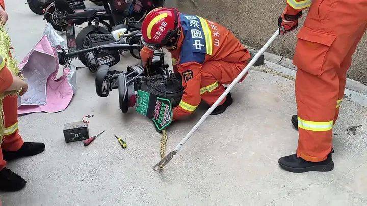 2米大蛇钻进电动车！济南一小区居民报警，消防重要提醒