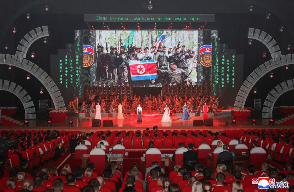 金正恩观看朝鲜在俄作战士兵影片时落泪