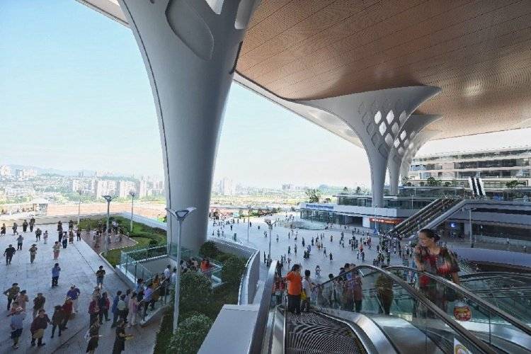 重庆东站首次迎来大规模外宾 集体惊呼：空间大，太舒适了！
